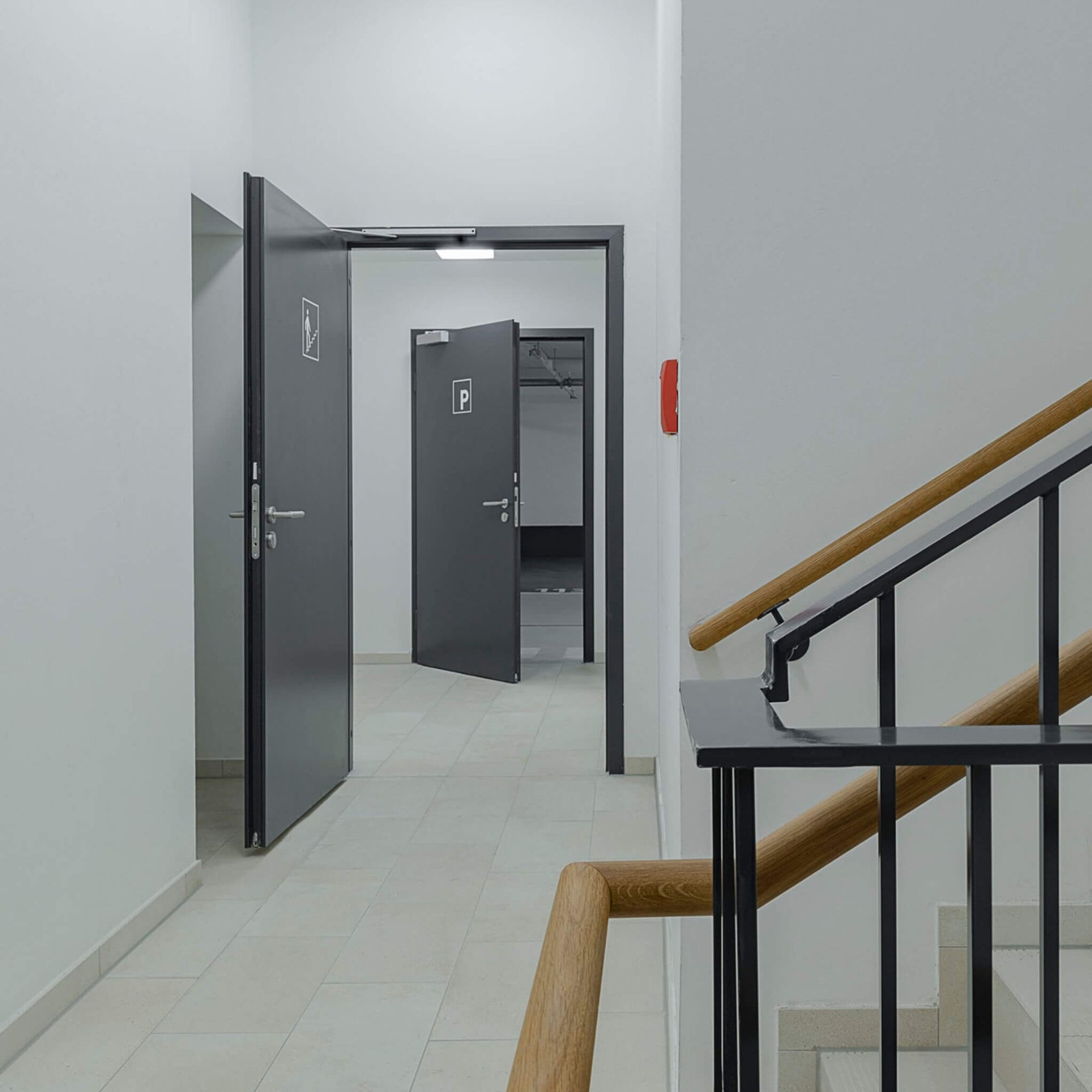Kellertür für Tiefgarage Treppenhaus Brandschutztüren in schwarzer Optik Rauchschutztür