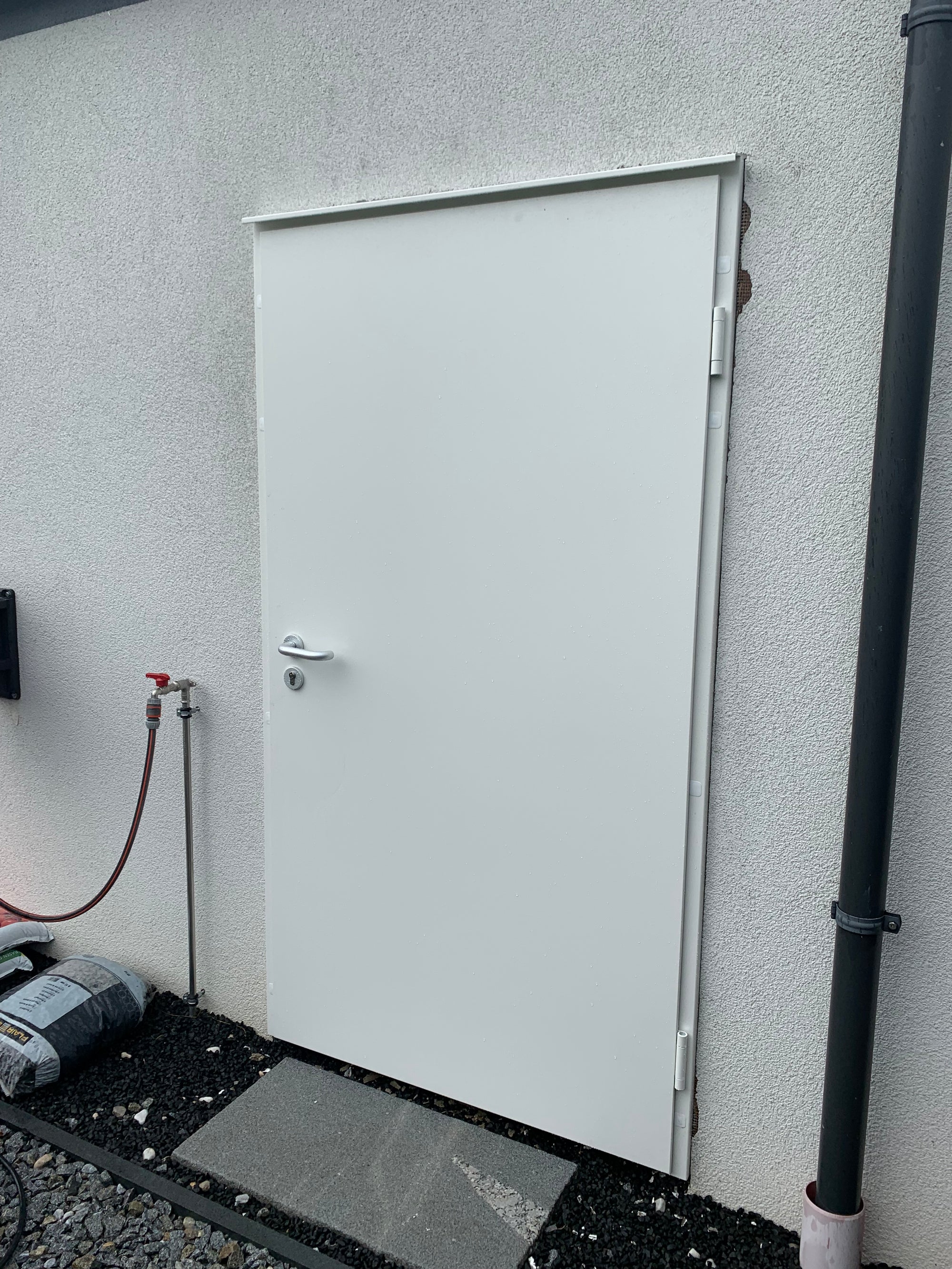 Außentür Brandschutztür als Garagentür mit Wetterschutzschenkel außen öffnend