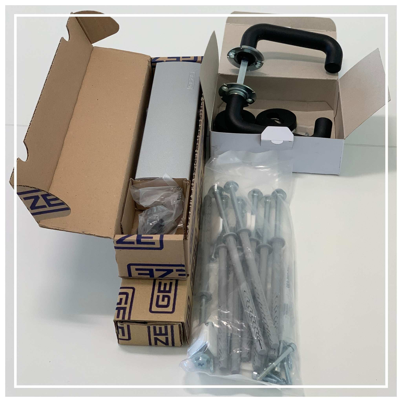 Zubehör für Türen wie Profilzylinder, E-Öffner, Blindzylinder, Doppelzylinder, Türfeststeller, Türöffner, Türstopper uvm.