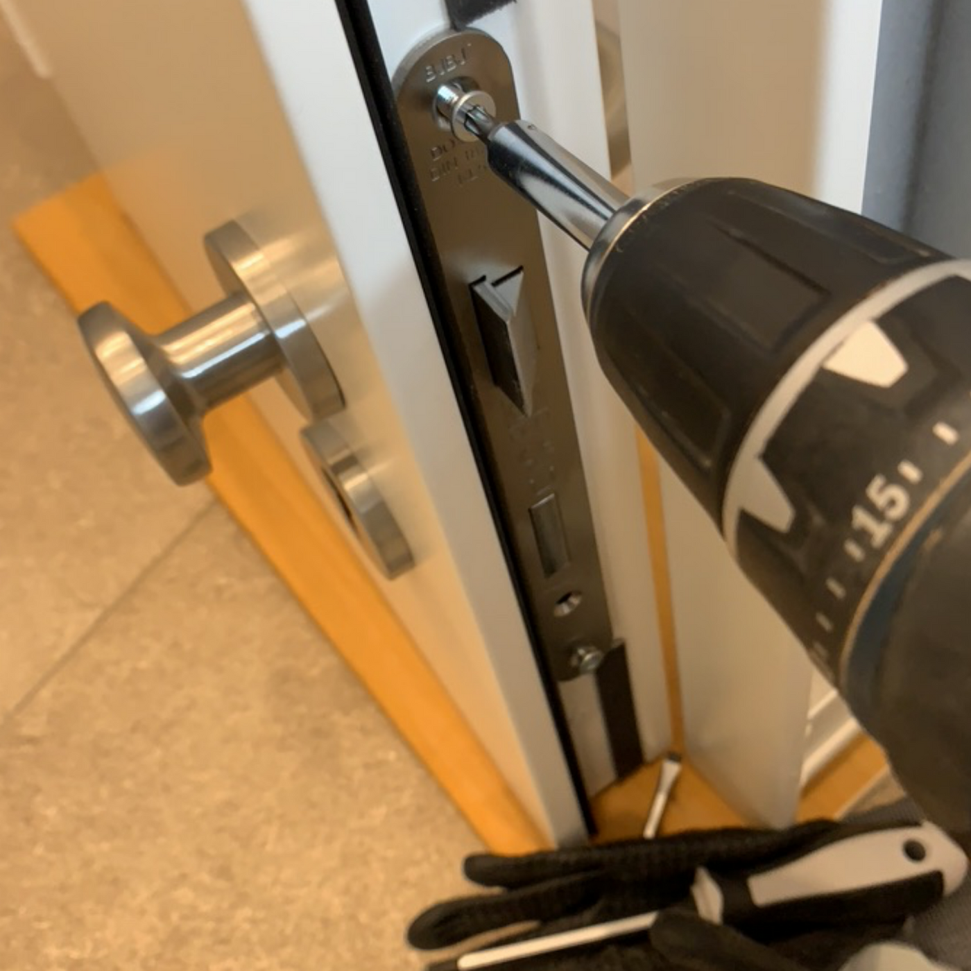 Dienstleistungen, Montage von Brandschutztüren und Schiebetore, Fensterservice, Fensterwartung, Türenservice Reparaturen und vieles mehr...