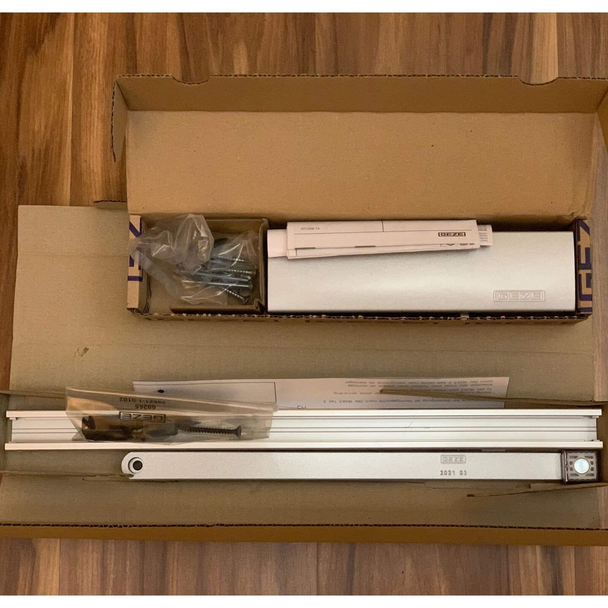 Türschließer GEZE TS 3000 silber inklusive Gleitschiene und Befestigungsmaterial, Schablone. Für Brandschutztüren geeignet