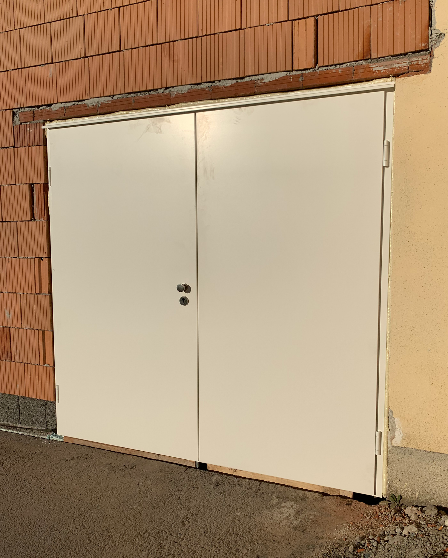 Doppelflügelige Stahltür Außentür als Fluchttüre deklariert nach EN1125
