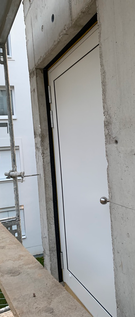 Aluminium-Rohrrahmentür mit Paneelfüllung als Außentür / Fluchttür nach EN 1125