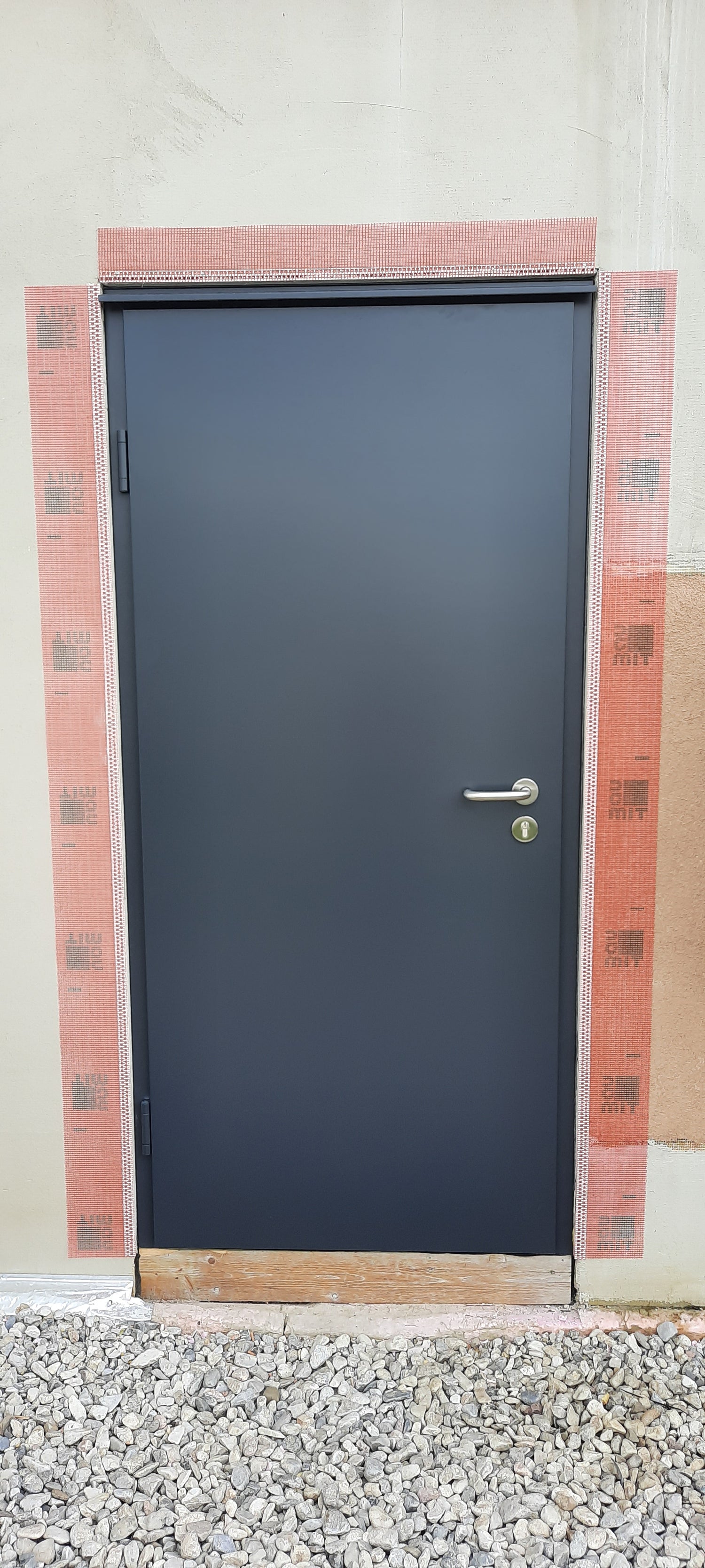 Brandschutztür Stahltür Außentür mit Wetterschenkel in Anthrazitgrau und Edelstahl-Drücker