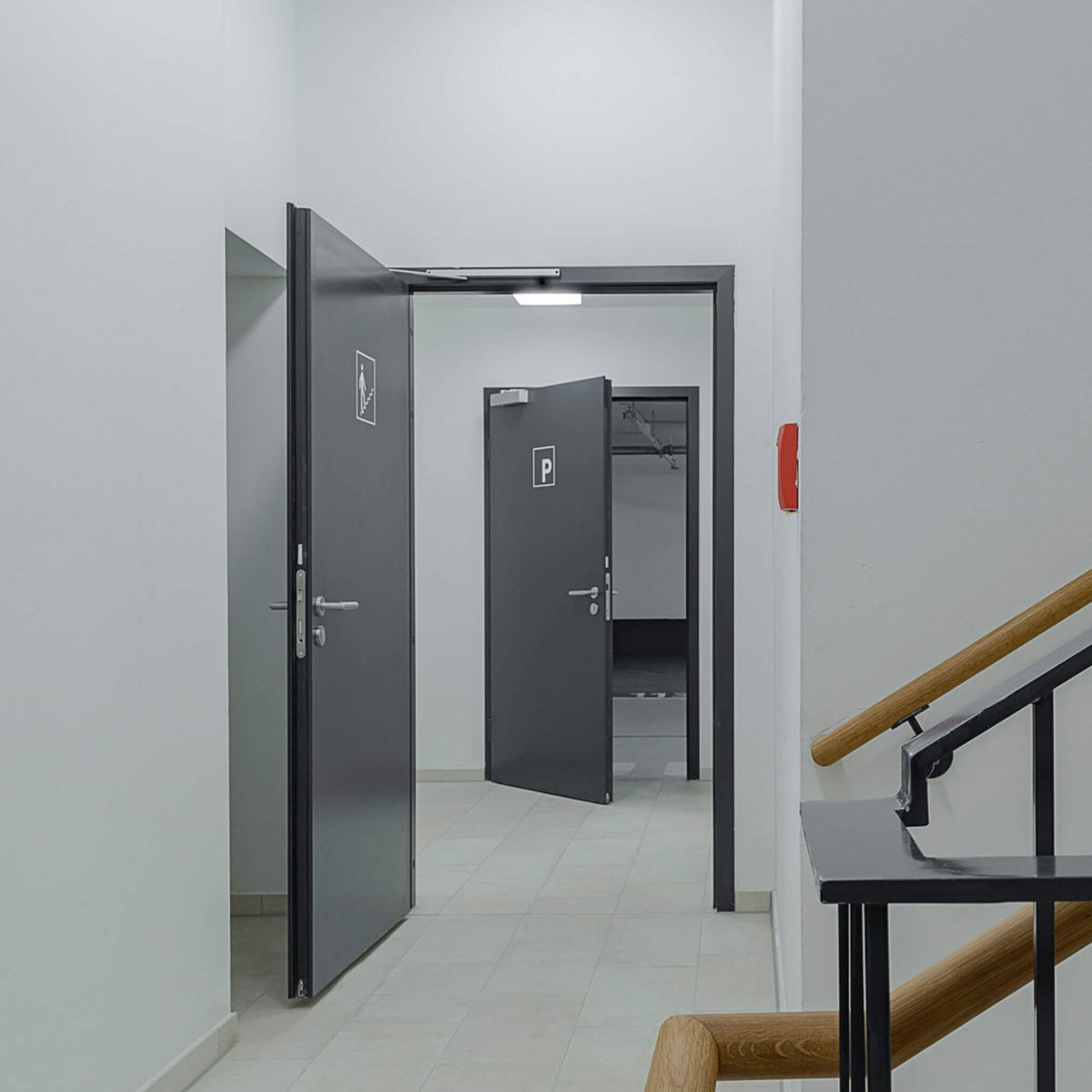Garagentür bzw. Kellertüren mit Absenkdichtung barrierefrei schwarze Brandschutztür mit Türschließer EI30-C (T30)